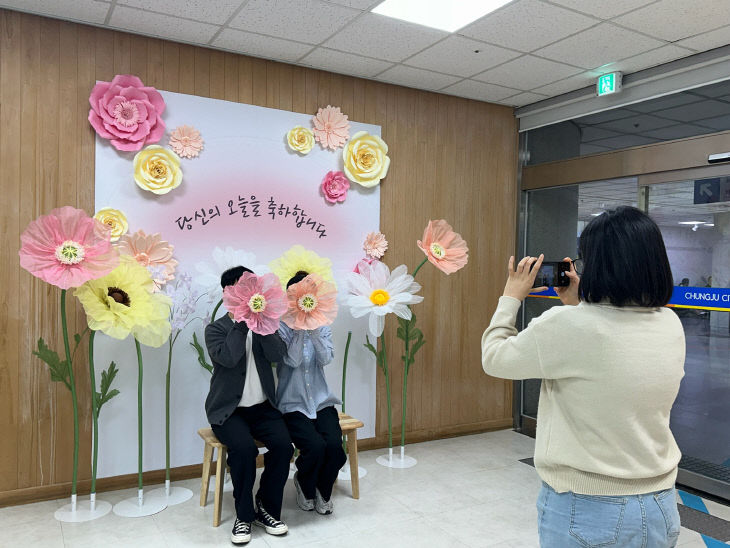 충주시청 민원실에 조성된 '행복 포토존'에서 시민들이 기념사