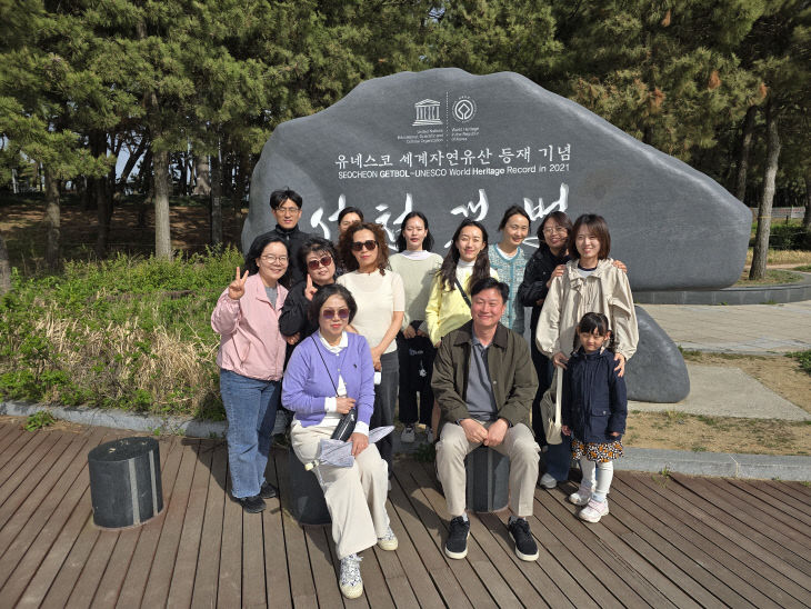 청렴간담회에 참석한 마산초 교직원들이 기념촬영을 하고 있다