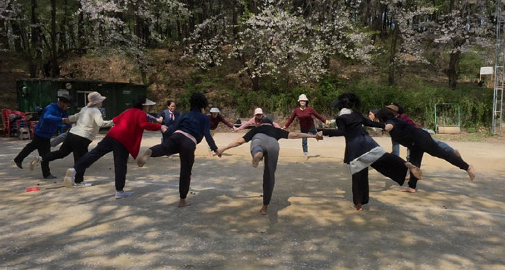 8-1. 파주시, 학령산 산림공원에서 ‘맨발체조 걷기’ 운영