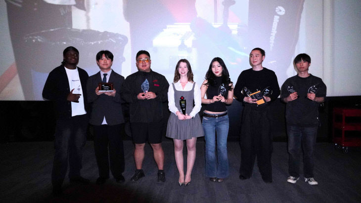 들이 기념 촬영을 하고 있다