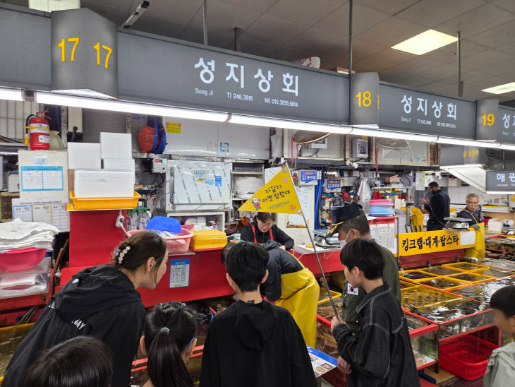 사진설명3=자갈치현대화시장에서 어린이 (1)