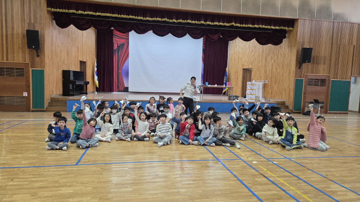 공주교동초등학교 종이비행기 대회 사진