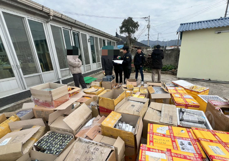 260424밀수입 담배를 압수하는 사진1