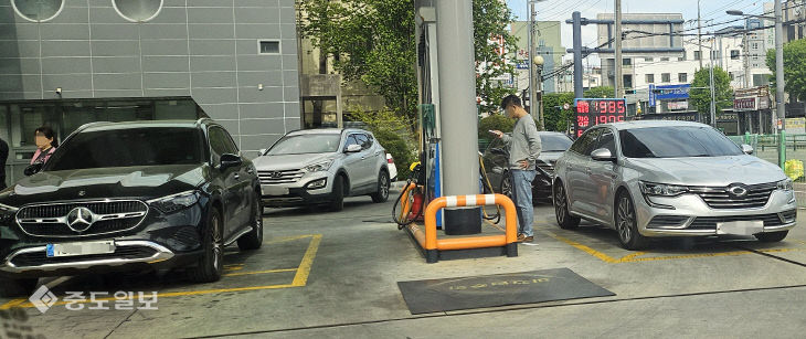 20260424-석유 최고가격제 동결1