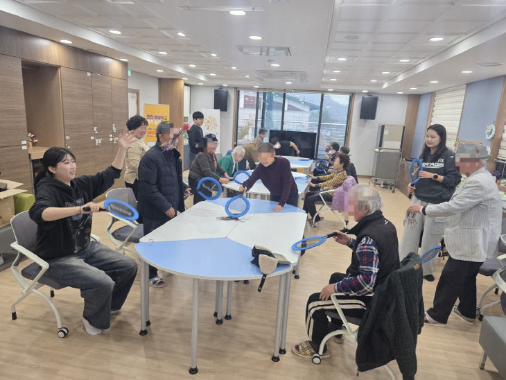 어르신들과 인지 자극 프로그램을 하고 있다. (1)