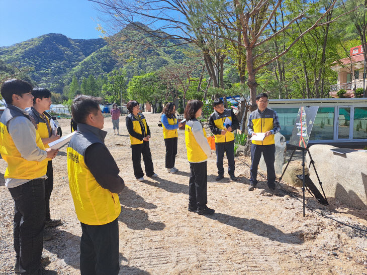 신월천 일대를 점검하고 있다. (2)
