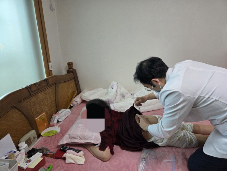 목민정한의원 전홍주 원장이 통합돌봄 대상 어르신 허리통증 완