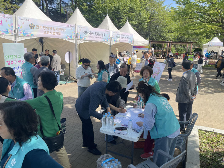 100만 인터뷰 홍보부스