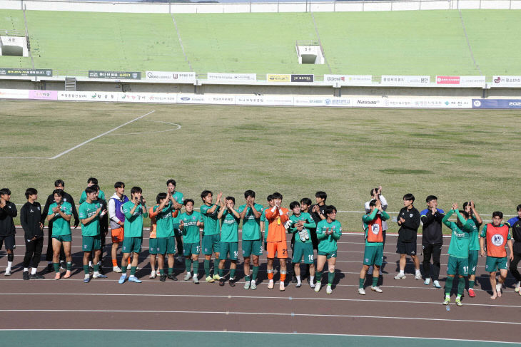 시민들에게 인사하는 선수들