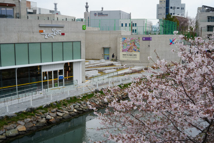 [사진]=부산 영도 동삼해수천을 끼고 있는 복전경