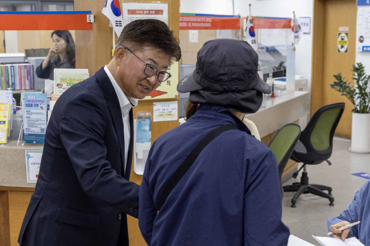 1. 대전 대덕구, 고유가 지원금 지급 첫날 점검 나서(1)