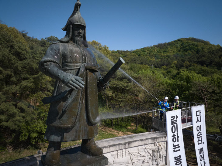 '이순신 장군 동상 친수식' 거행