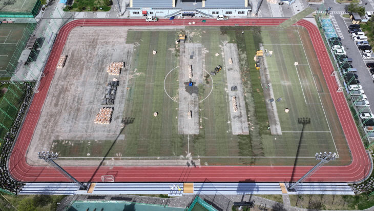 감곡생활체육공원 축구장 인조잔디 교체 작업 사진.(사진=음성