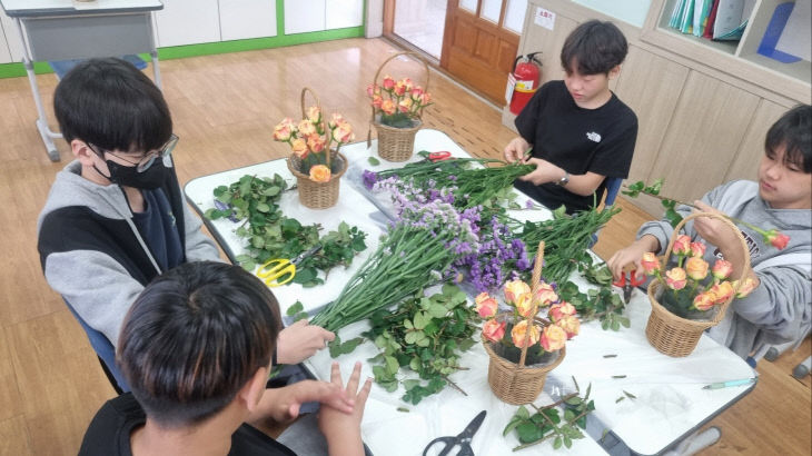 예산 삽교중, 1학년 자유학기 활동으로 플로리스트 직업 체험1