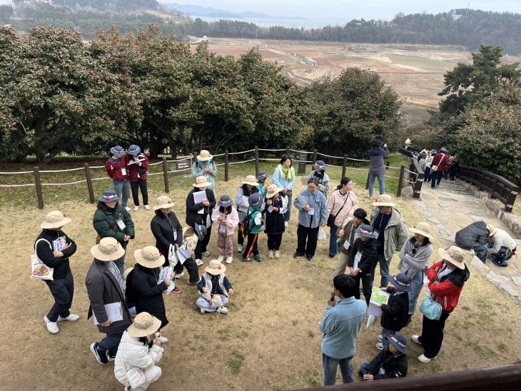 동백숲을 부탁해 프로그램 참가자들이 사전 설명을 듣고 있다
