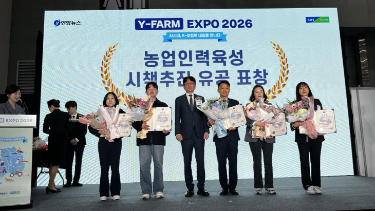 왼쪽에서 두번째 남성)