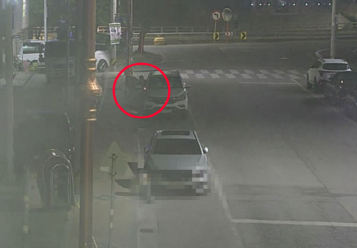 2.CCTV통합관제센터 관제요원에 포착된 차량털이범