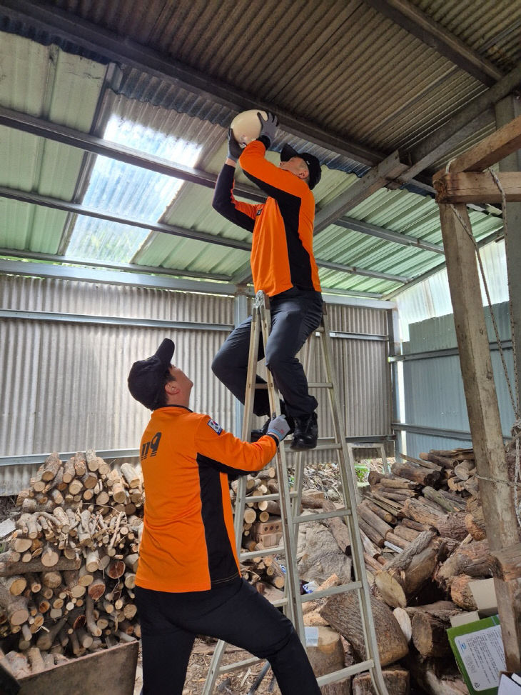 서천소방서가 화목보일러실에 자동확산소화기를 설치하고 있다