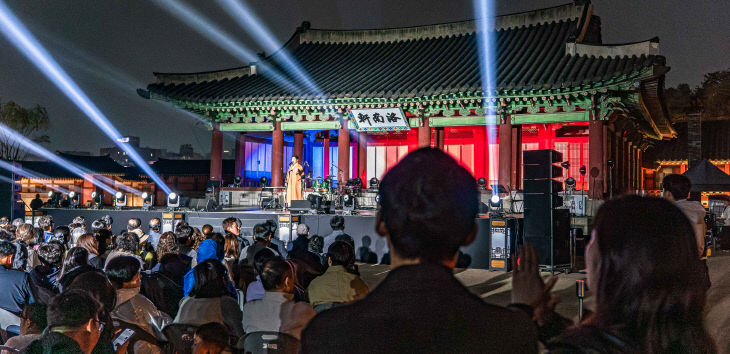 사진1) 수원시가 화성행궁 야간개장 개막공연을 열고 있다