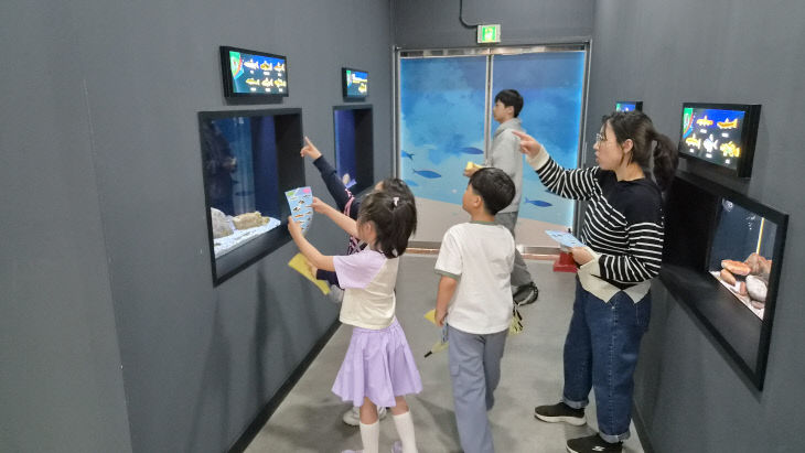 북벽물고기정원을 탐험하는 아이들(3)