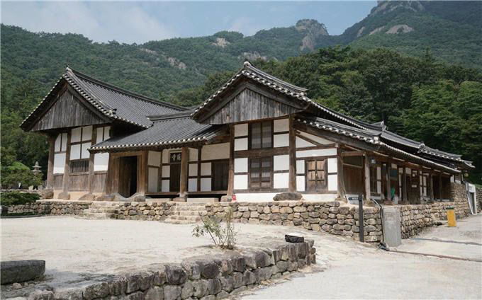 -우측면과 배면(요사) 전경