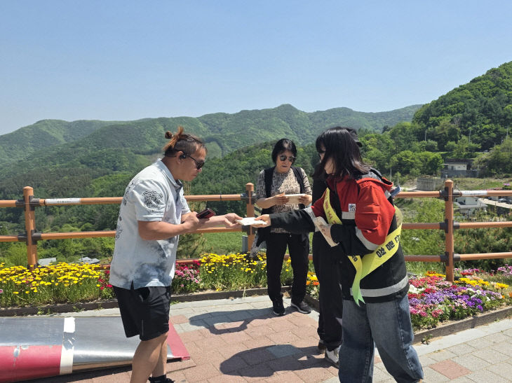 사진자료1_산불예방 홍보물을 배부하며 산불예방 캠페인을 실시