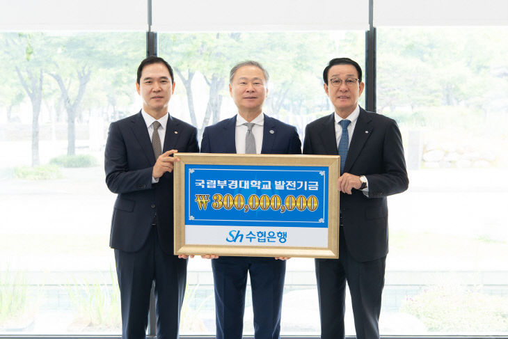 배상훈 총장(가운데)과 노동진 회다.