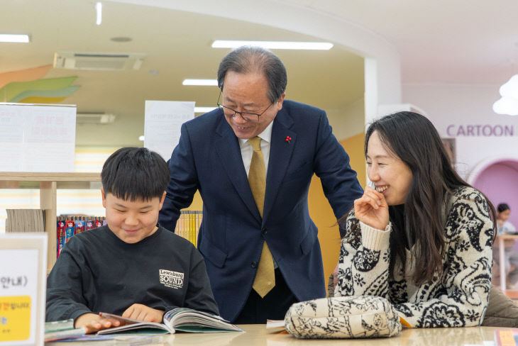 김석준 교육감 재임시절 시민도서관 방문 2