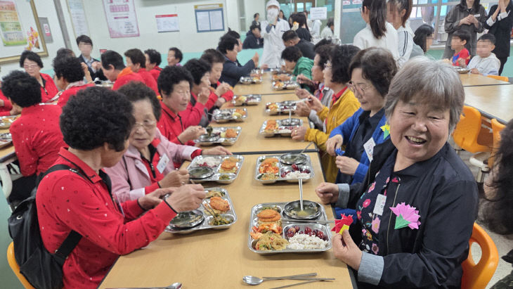 3. 12일 음암초등학교에서 진행된 할머니 학교가유 프로그램2