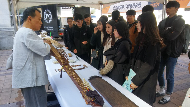 2. 국가무형유산 악기장 공개행사 개최 (1) (국악기 설명