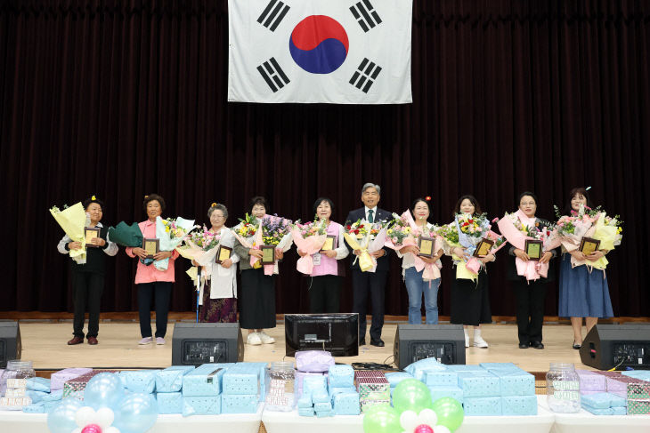 돌봄어르신·생활지원사 초청 가정의달 기념행사(1)