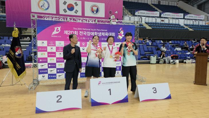 왼쪽에서 세번째 배드민턴 단식 박수애)