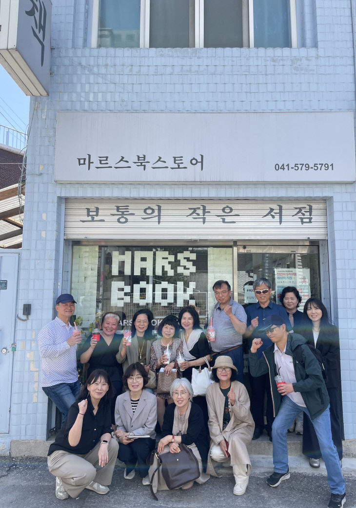 [보도사진] 천안 지역서점에서 시를 짓다