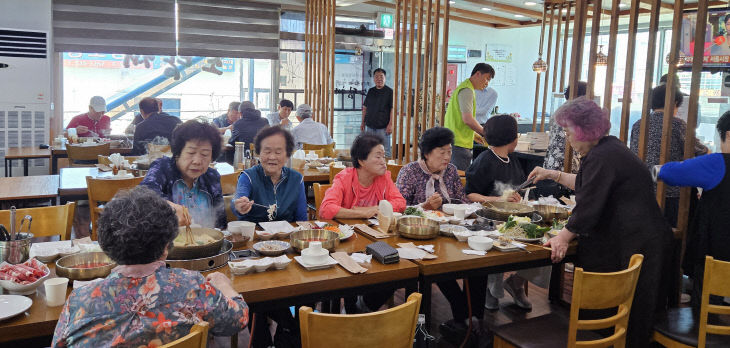 어르신 식사 현장 사진(소담채)