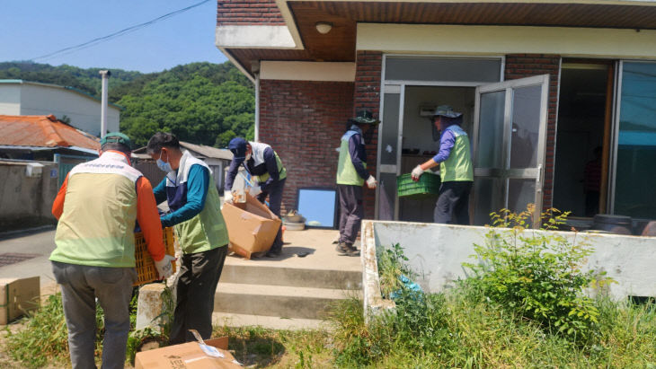칠성면 지사협, 취약계층가구 주택환경정화 봉사활동 (1)