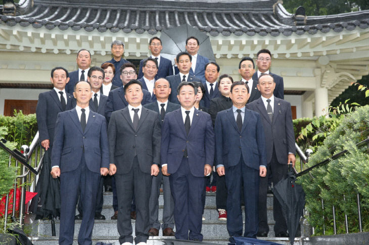 참배후 기념촬영