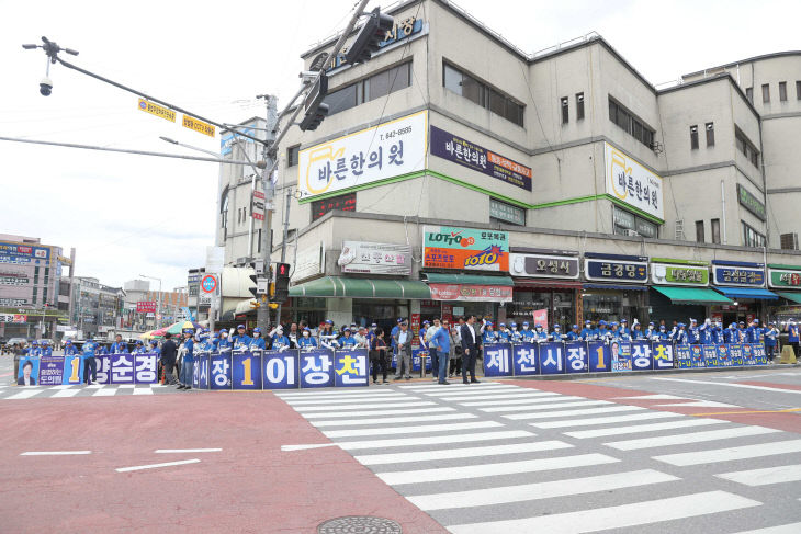 민주당 출정식 홍보 선거운동원들