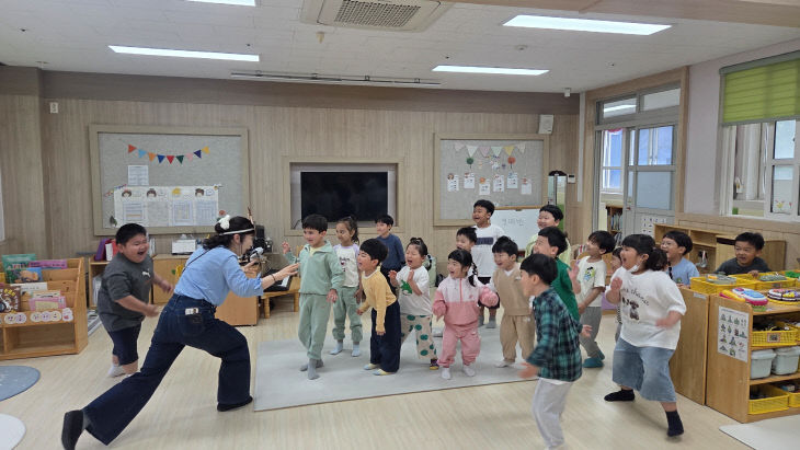 공주금학초병설유 책놀이 동극 활동 사진 (1) (1)