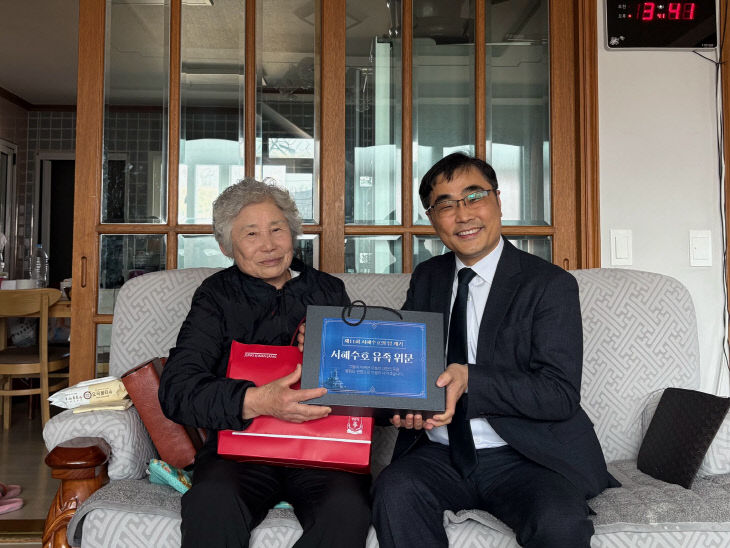 천안함유족위문사진