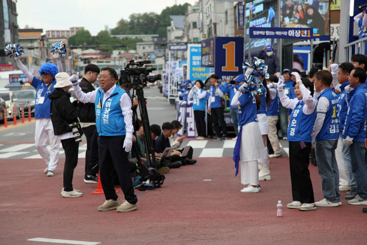 거리유세중인 이상천후보