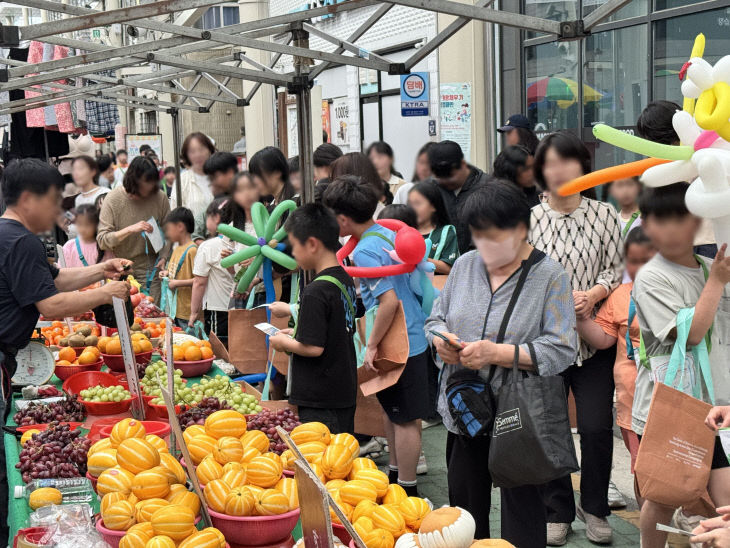 삼성초등학교 학생들이 삼성시장에서 친환경 장바구니와 온누리