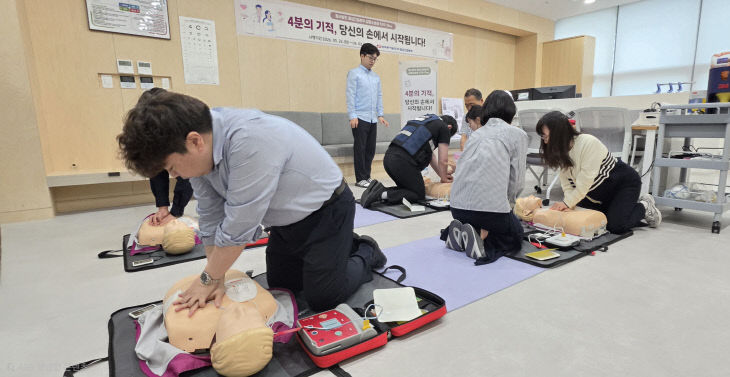 심폐소생술 실습 교육 모습.(사진=한국동서발전㈜ 음성건설본부