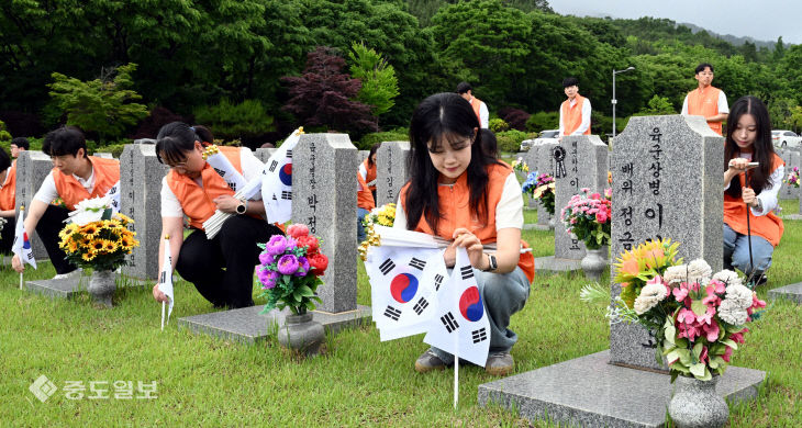 20260528-태극기 꽂기