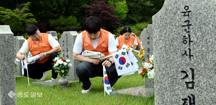 20260528-태극기 꽂기2