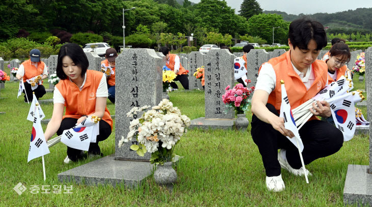 20260528-태극기 꽂기4