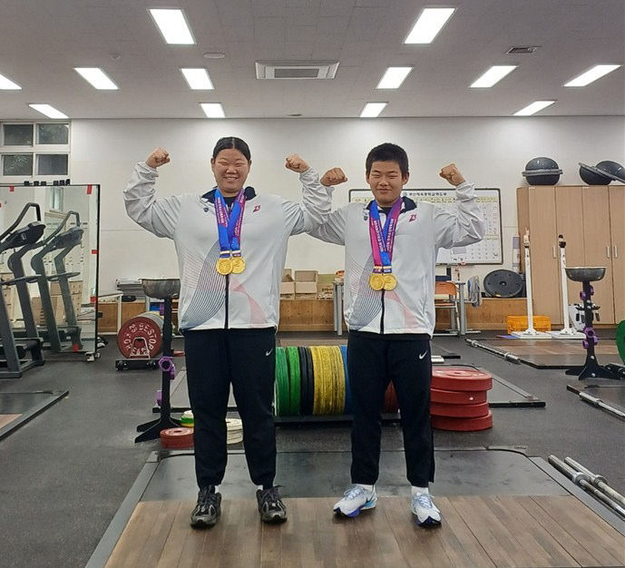 역도 종목의 3관(우).