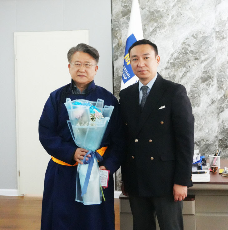 260529-188-(첨부) 부산대 주기재 명예교수(왼쪽)