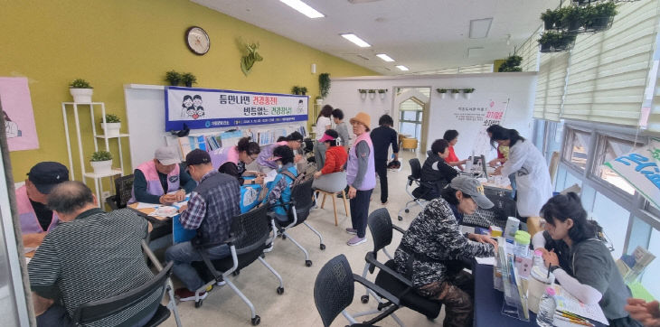 2-1. 기장군이 기장시장에서 있다