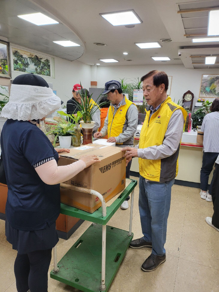 무더위 속 우체국 찾아 나눔 실천1