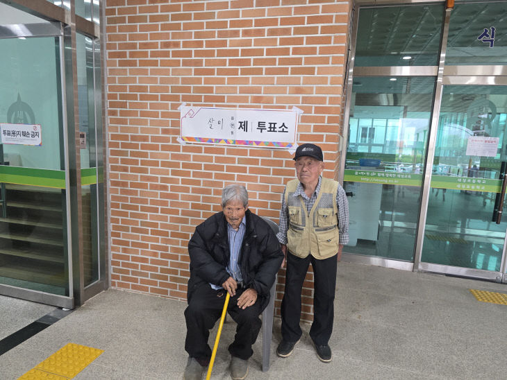 6·3 지방선거 투표일인 3일 충주시 살미면 제1투표소를 찾은 1